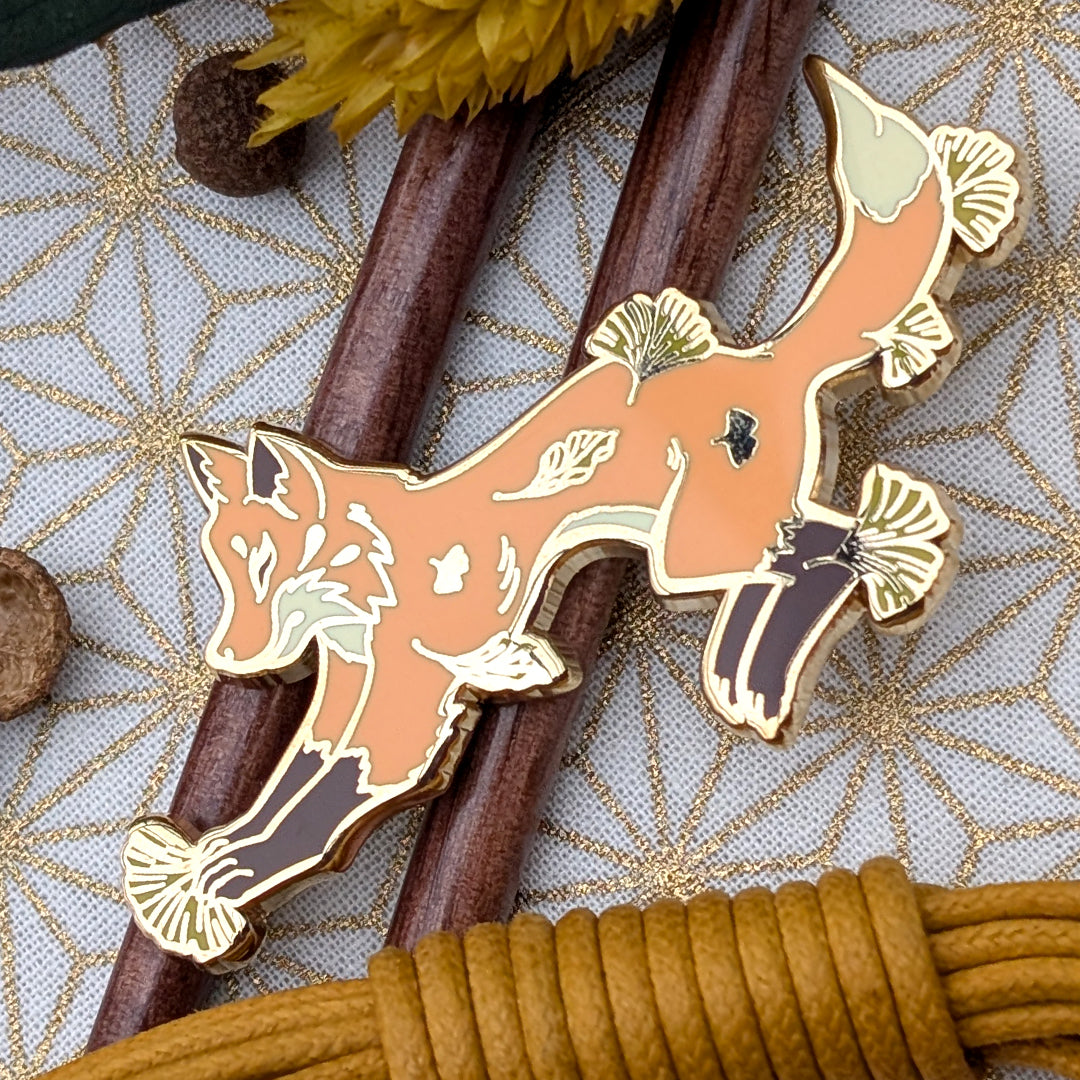 katzenjammerpins-maple-ginkgo-foxes-pin-ginkgo-fuchs-gold image 3