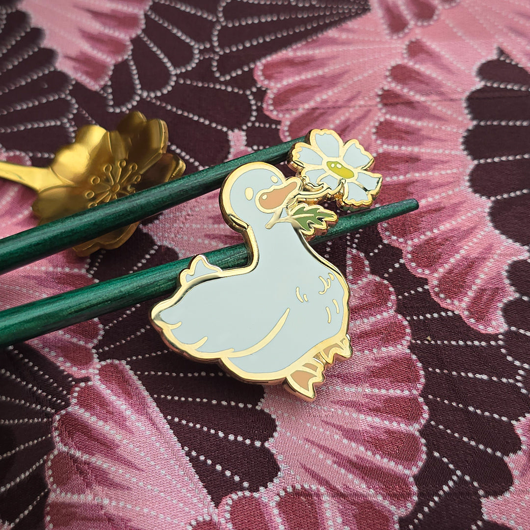 katzenjammerpins-g-nsebl-mchen-hard-enamel-pin-daisy image 2