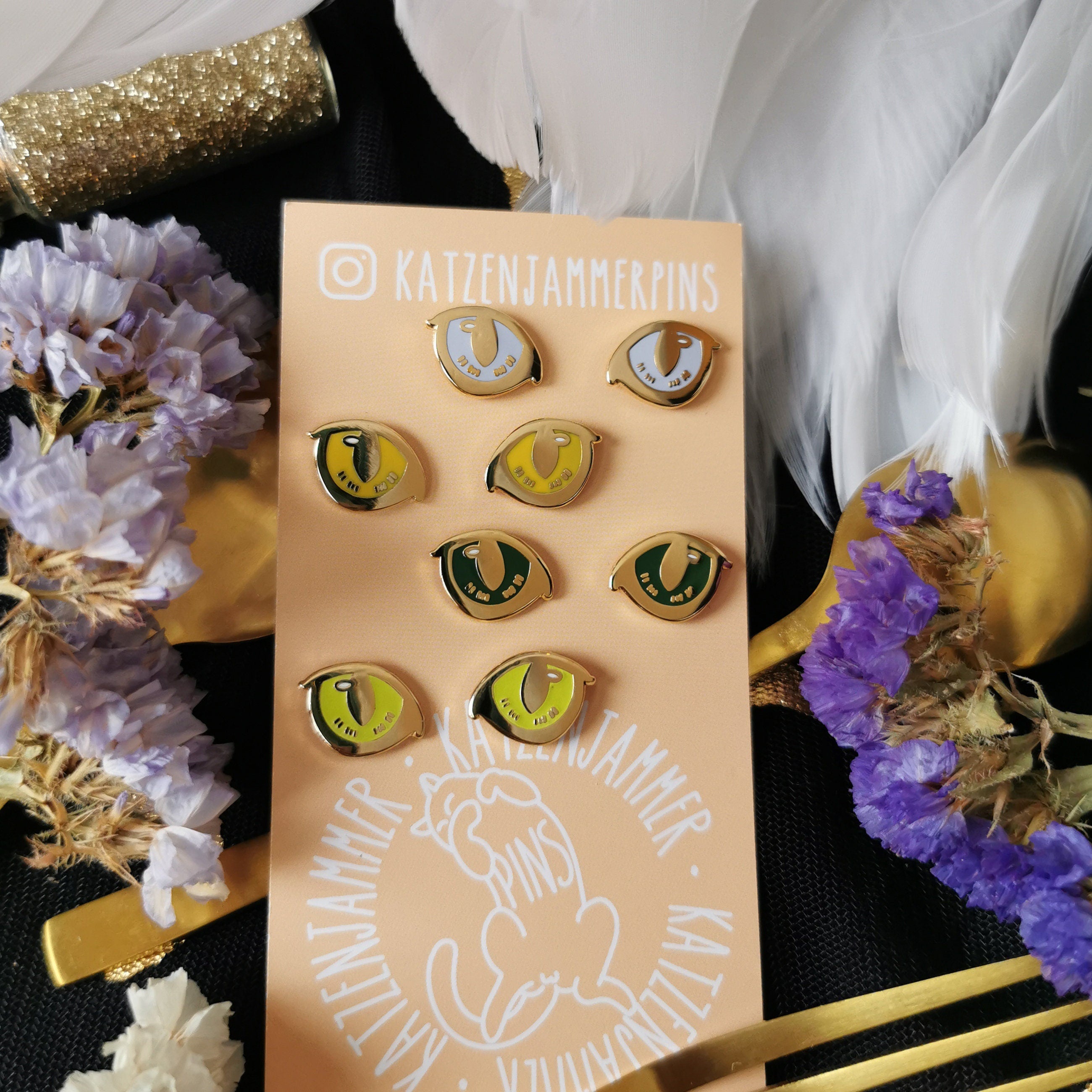 katzenjammerpins-cat-eyes-amber-glow-pin-kragenpins-2er image 5