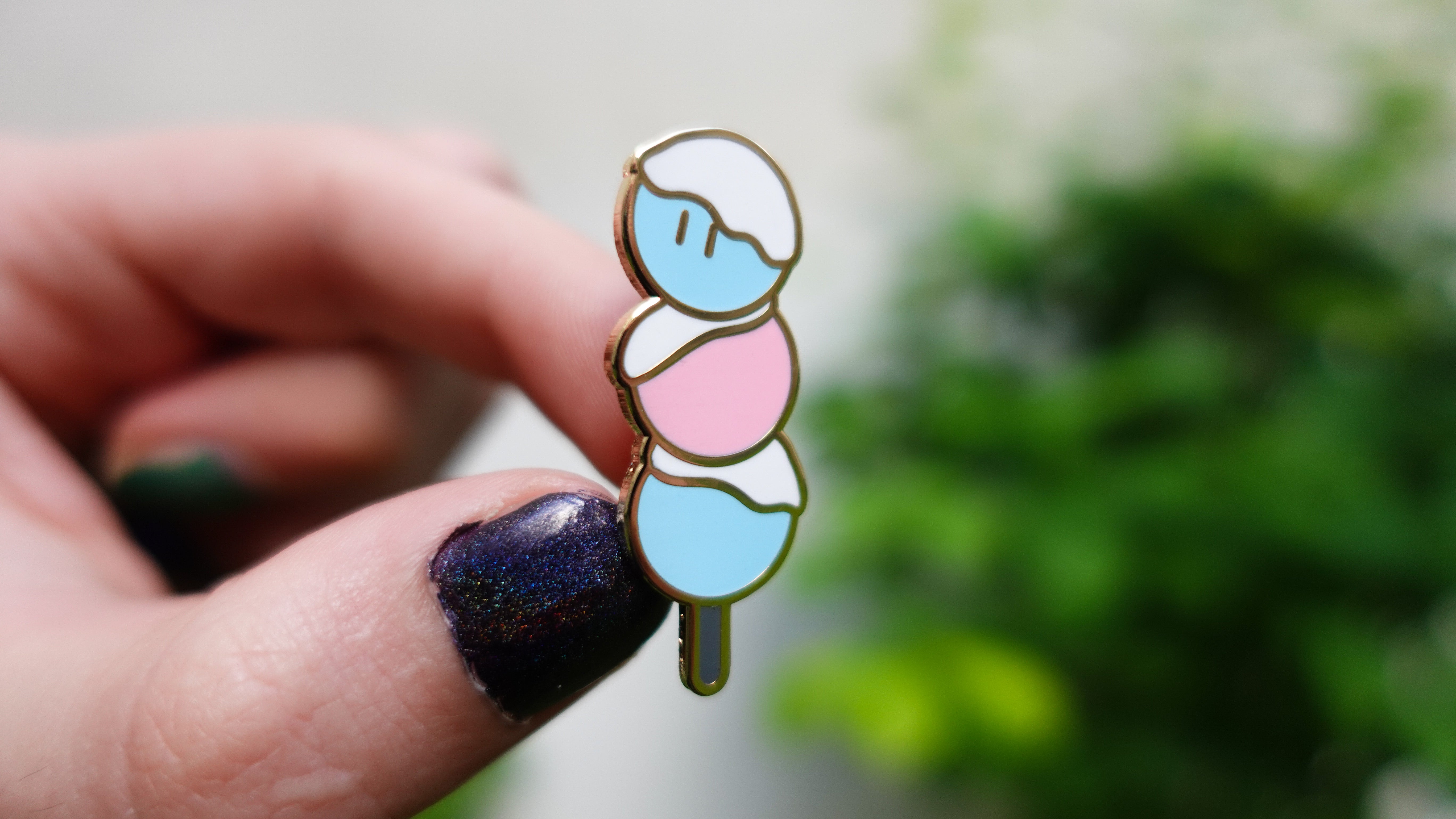 kabujiro-pride-dango-emaille-pin-trans-40mm-gold image 3