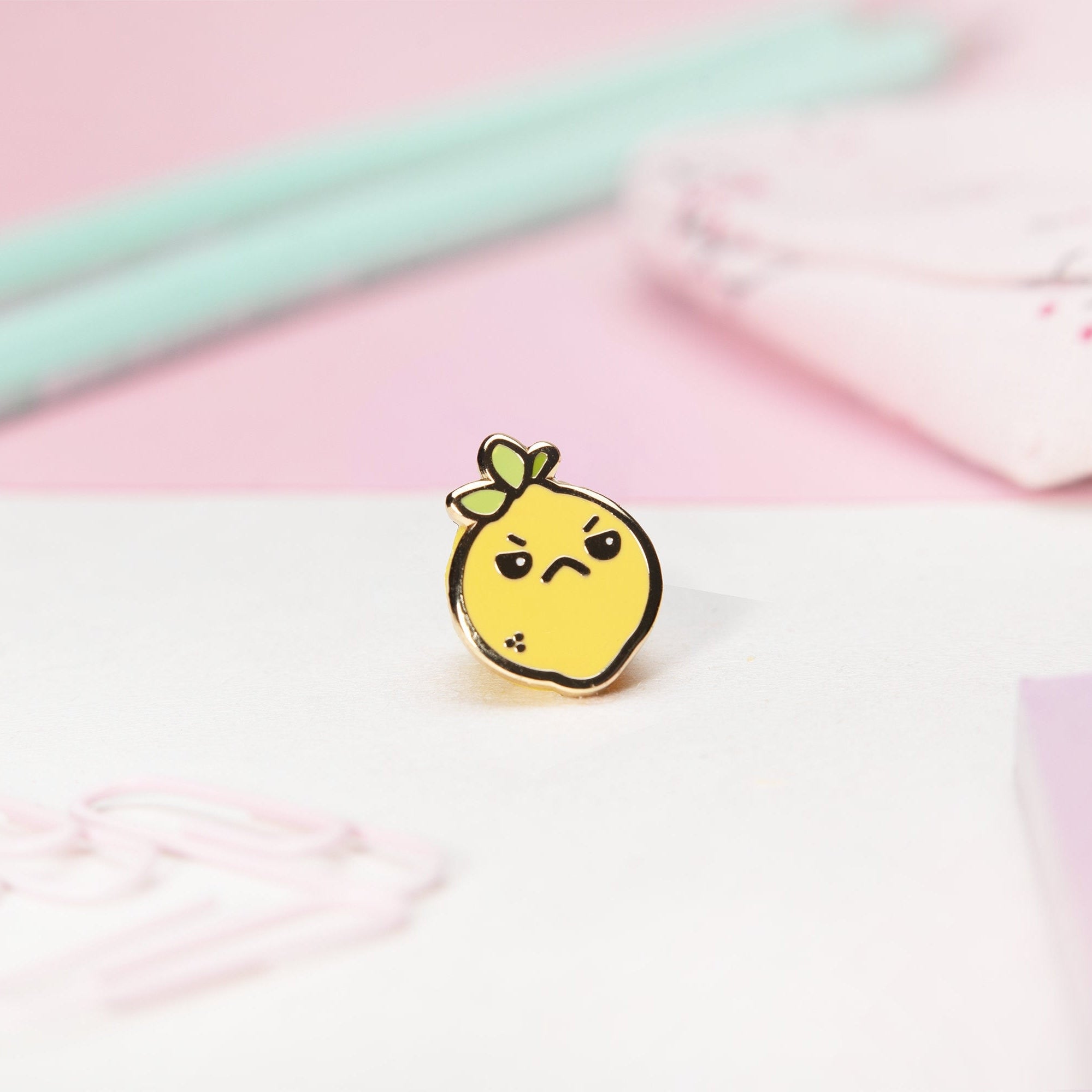 miamouz-bitter-lemon-mini-emaille-pin-zitrone-14x16 image 3