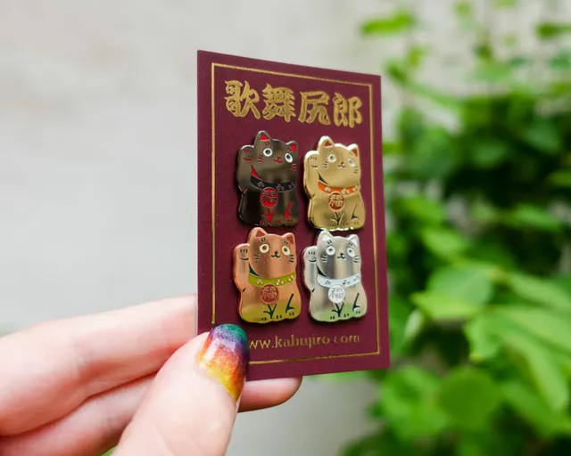 kabujiro-lucky-cat-enamel-pin-25mm-gold-gl-ckskatze image 1