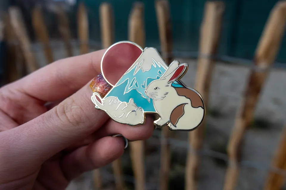 kabujiro-enamel-pins-mount-fuji-bunnies-emaille-pin-gold image 1