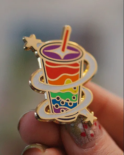 kabujiro-boba-bliss-rainbow-sparkles-emaille-pin-42mm-gold image 1