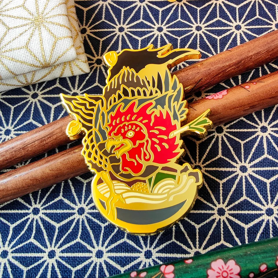 katzenjammerpins-rooster-ramen-master-emaille-pin-hahn-gold image 1