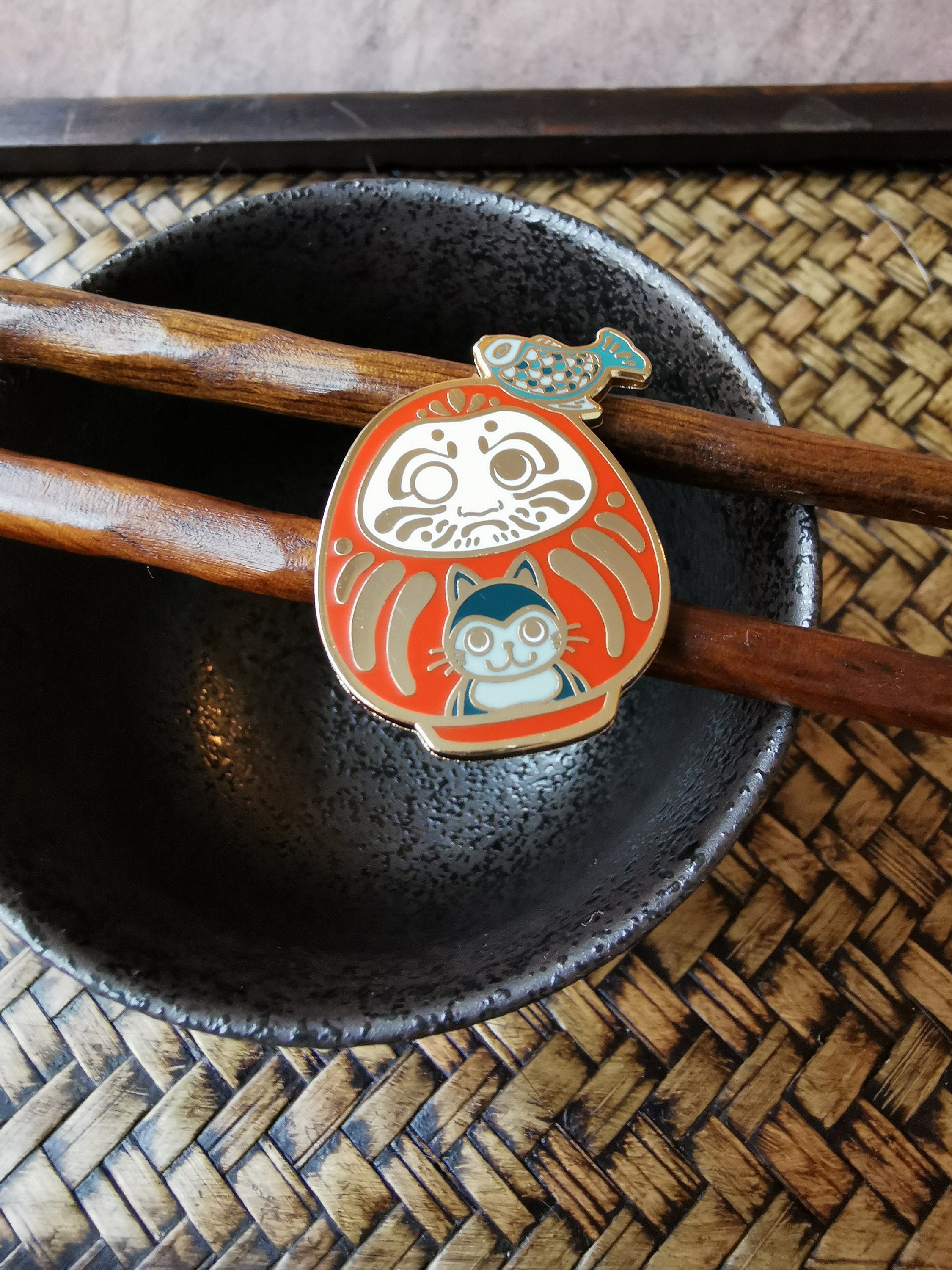 katzenjammerpins-daruma-katzenfreund-bp241-11-pin-rot-gold image 5