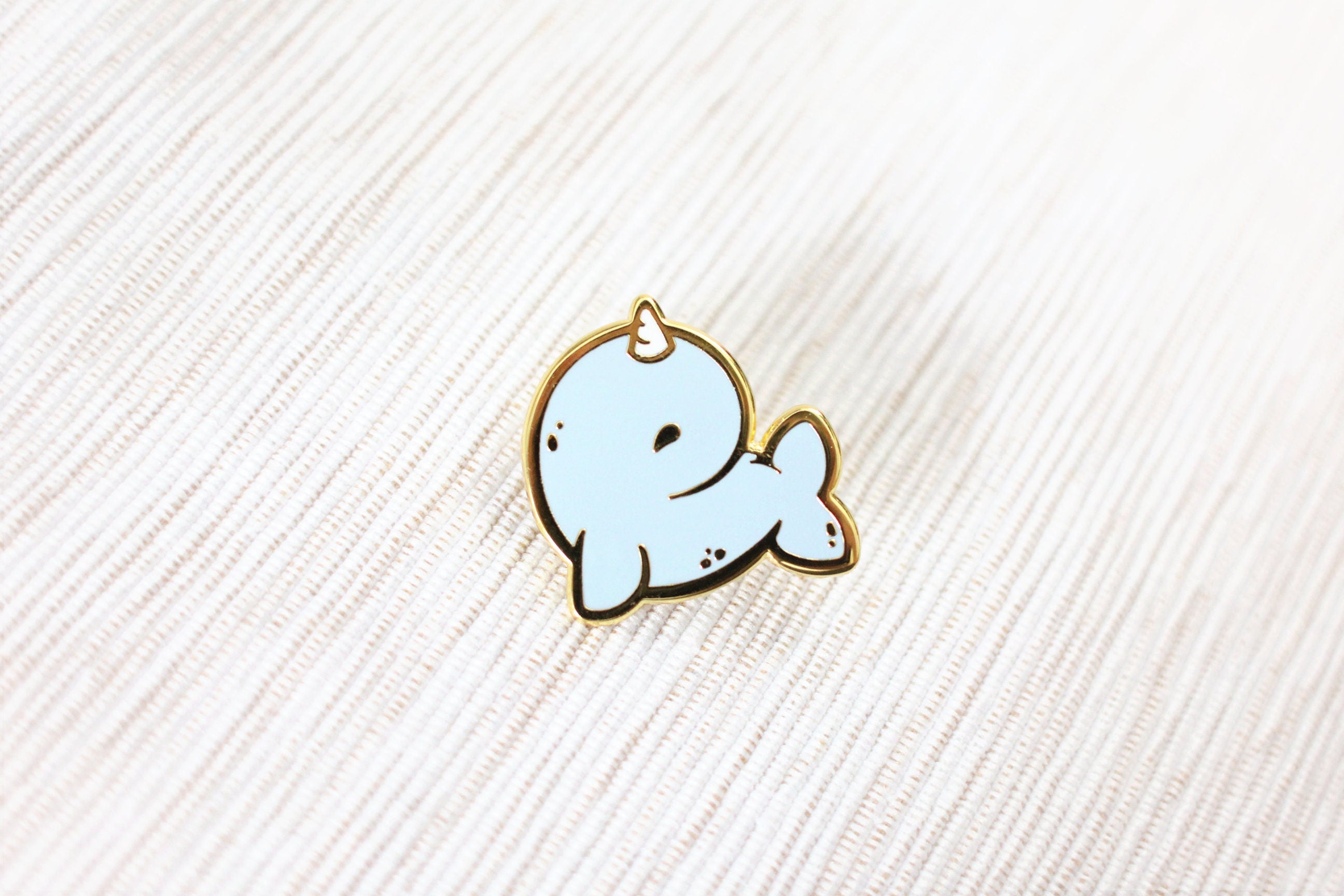 miamouz-dreamscape-narwhal-enamel-pin-hellblau-wal image 2