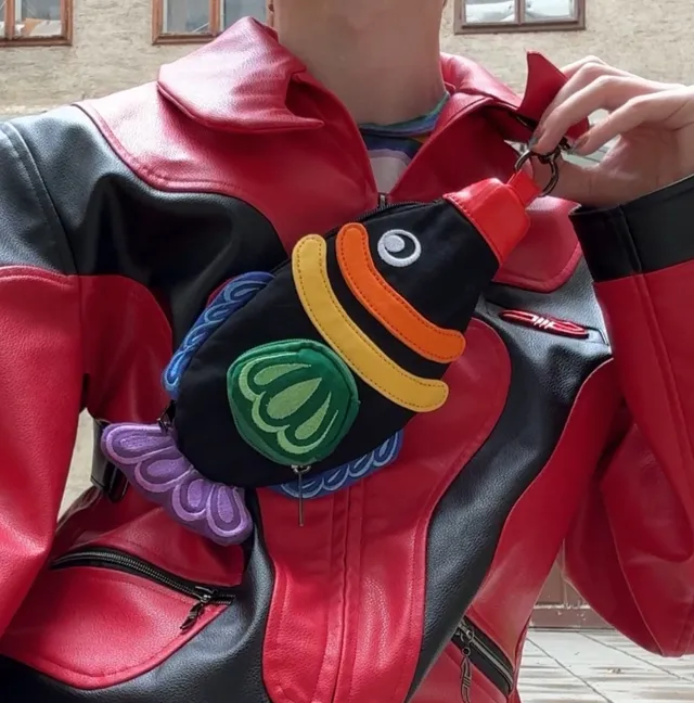 kabujiro-rainbow-soy-sauce-fish-crossbody-tasche image 1