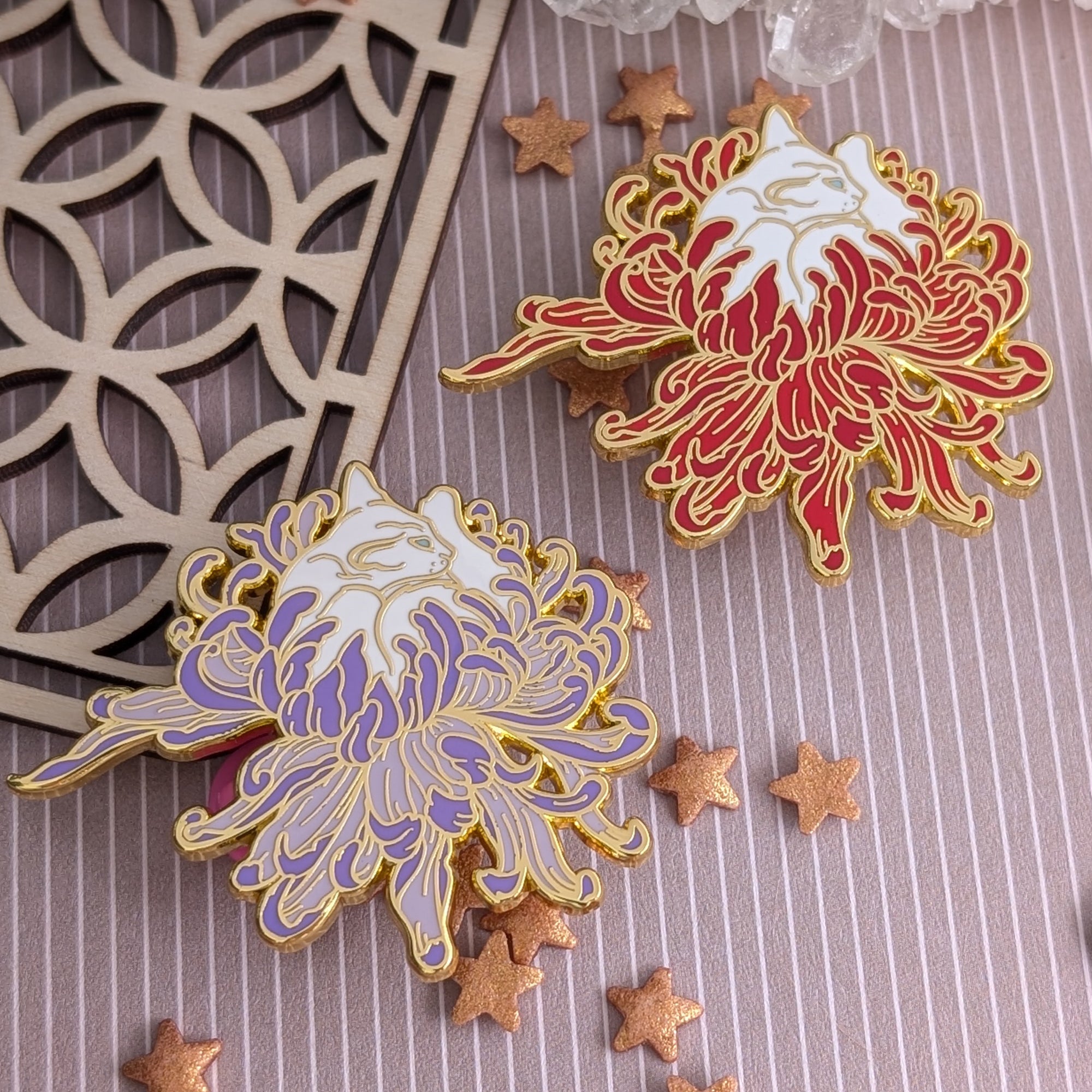 katzenjammerpins-chrysanthemum-cat-emaille-pin-violett image 1