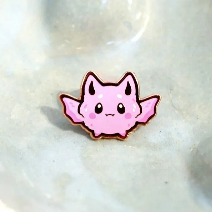 miamouz-tiny-bat-mini-emaille-pin-halloween-lila-25x18mm image 1