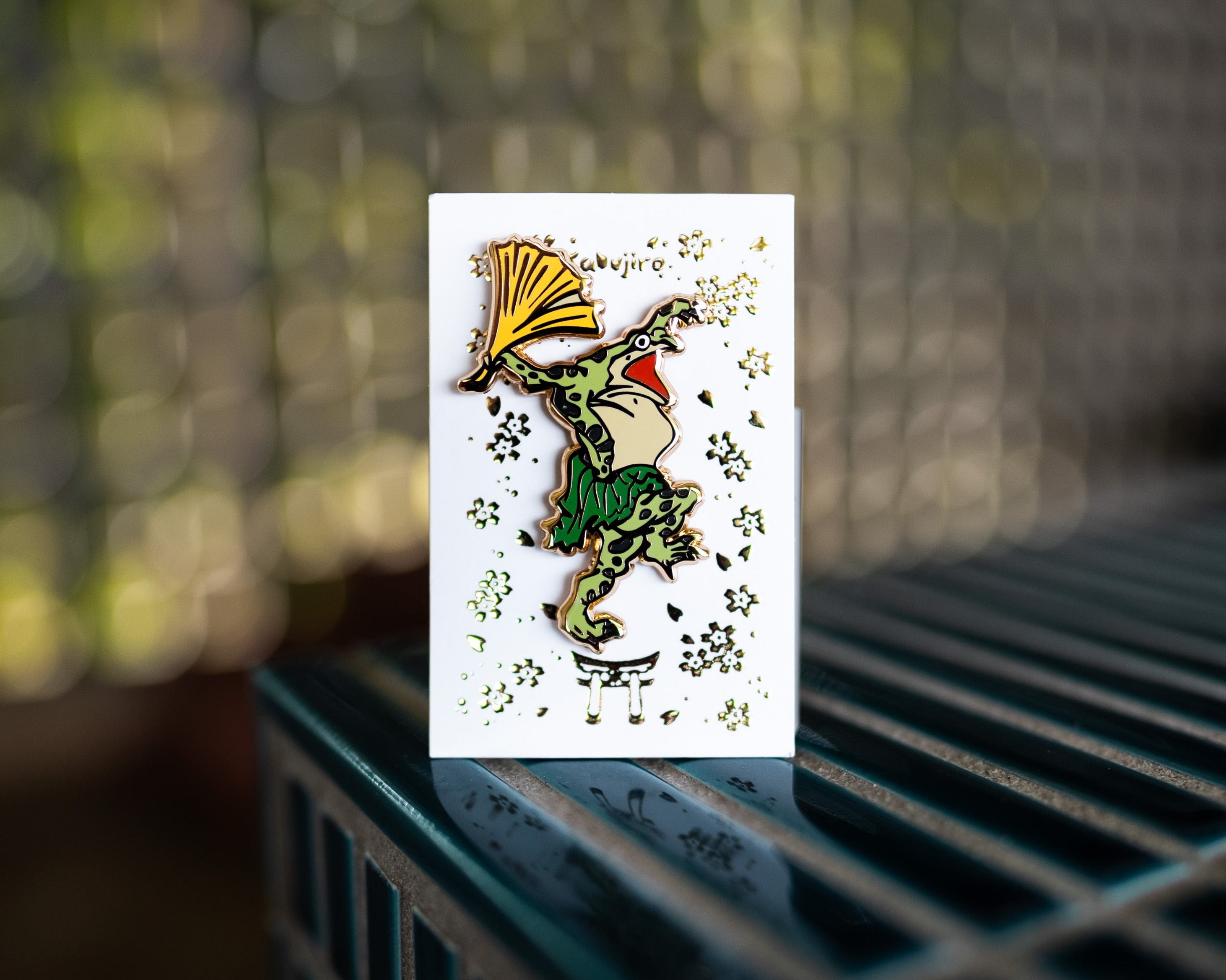 kabujiro-animal-circus-dancing-frog-emaille-pin-42x58mm image 1