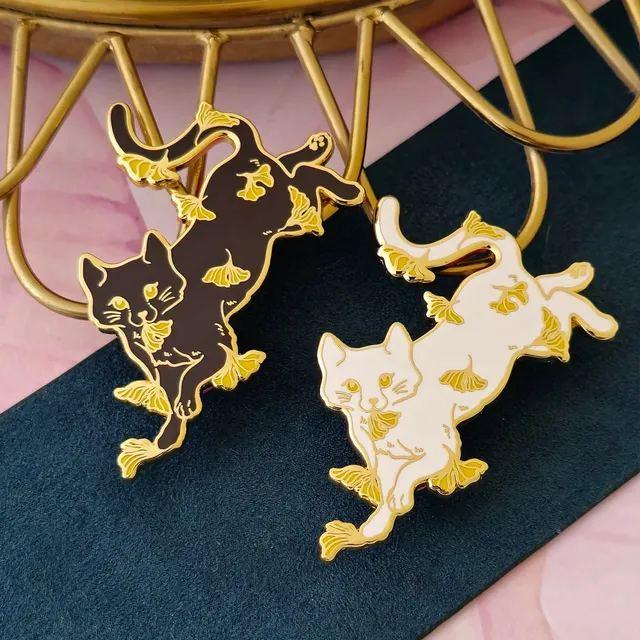 katzenjammerpins-ginkgo-cat-bp241-41-emaille-pin-schwarz-gold image 1