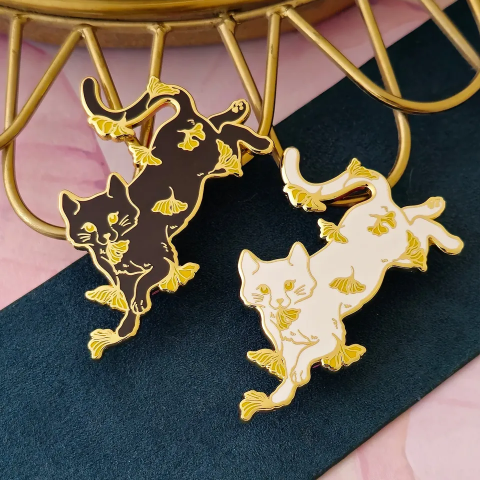 katzenjammerpins-ginkgo-cat-bp241-41-emaille-pin-schwarz-gold image 1