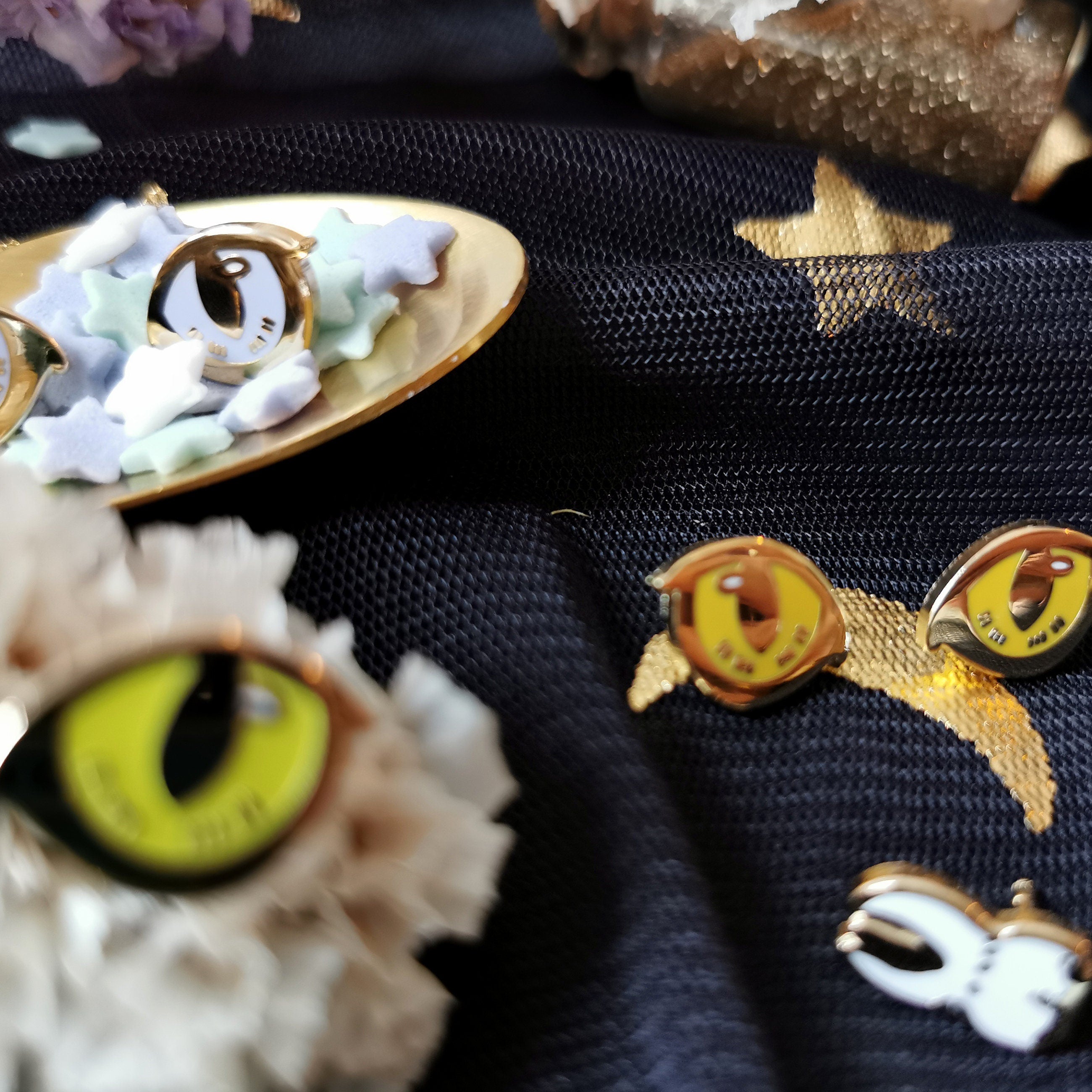 katzenjammerpins-cat-eyes-amber-glow-pin-kragenpins-2er image 4