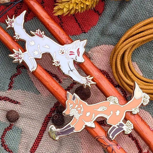 katzenjammerpins-maple-ginkgo-foxes-pin-ginkgo-fuchs-gold image 1