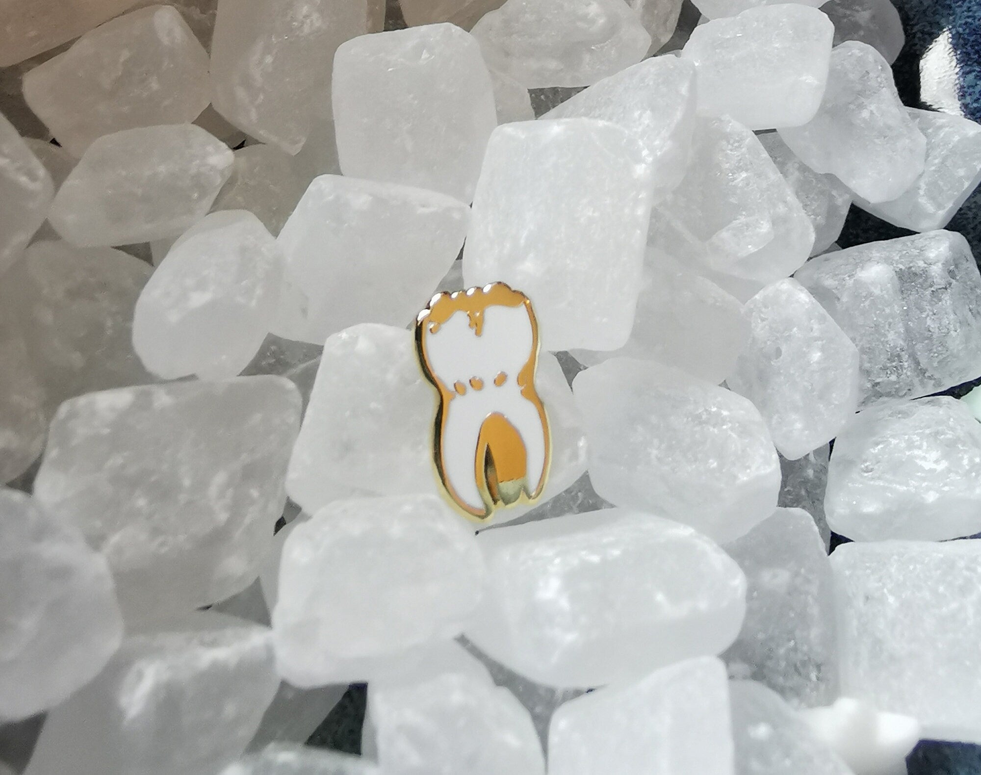 katzenjammerpins-tooth-white-mp241-17-mini-pin-gold-1-zahn image 2