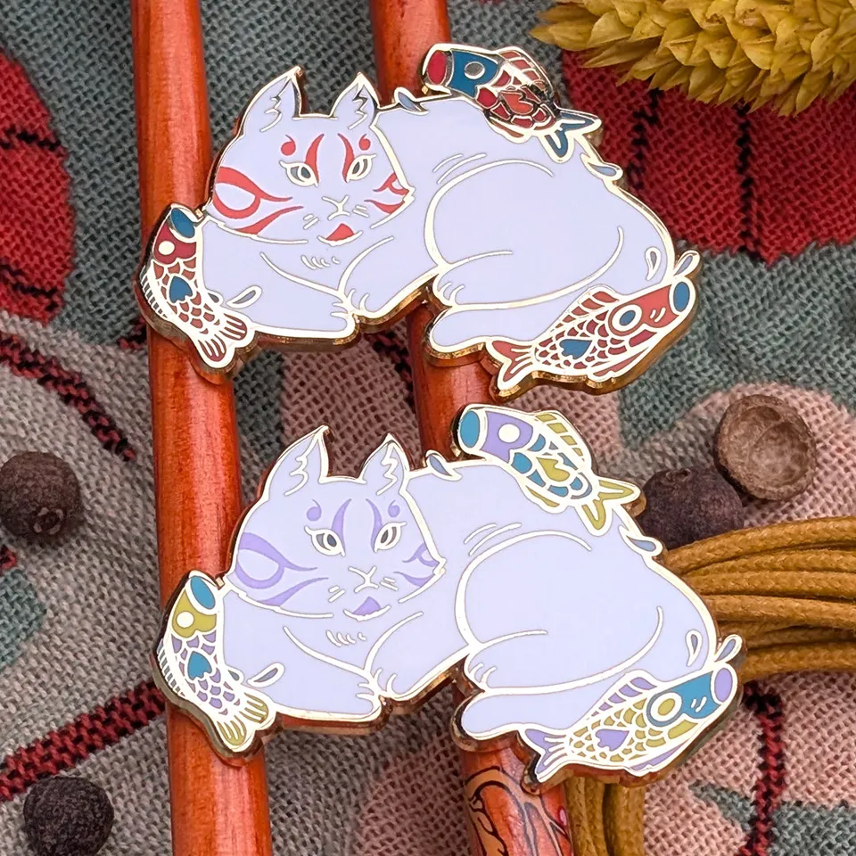 katzenjammerpins-kabuki-cat-emaille-pin-rot-a-grade image 1