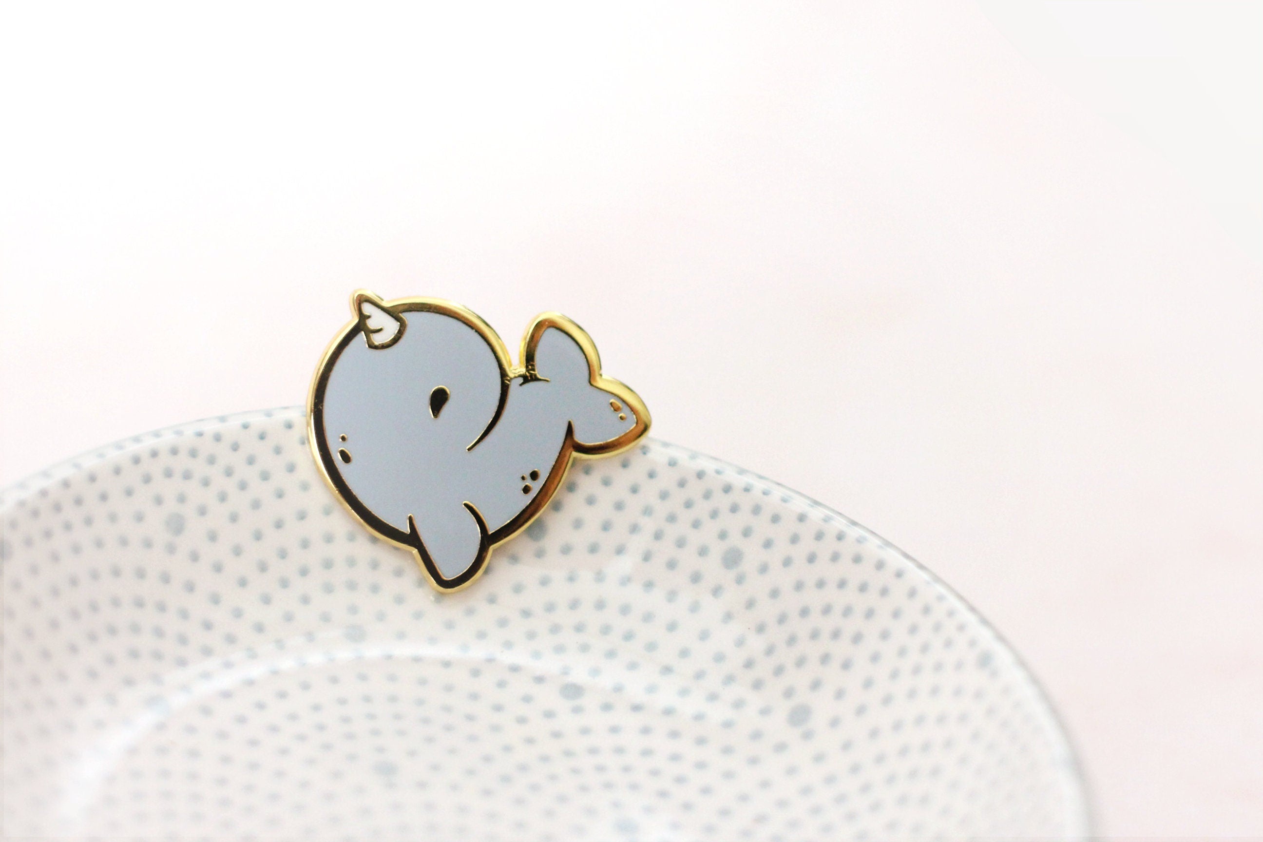 miamouz-dreamscape-narwhal-enamel-pin-hellblau-wal image 3