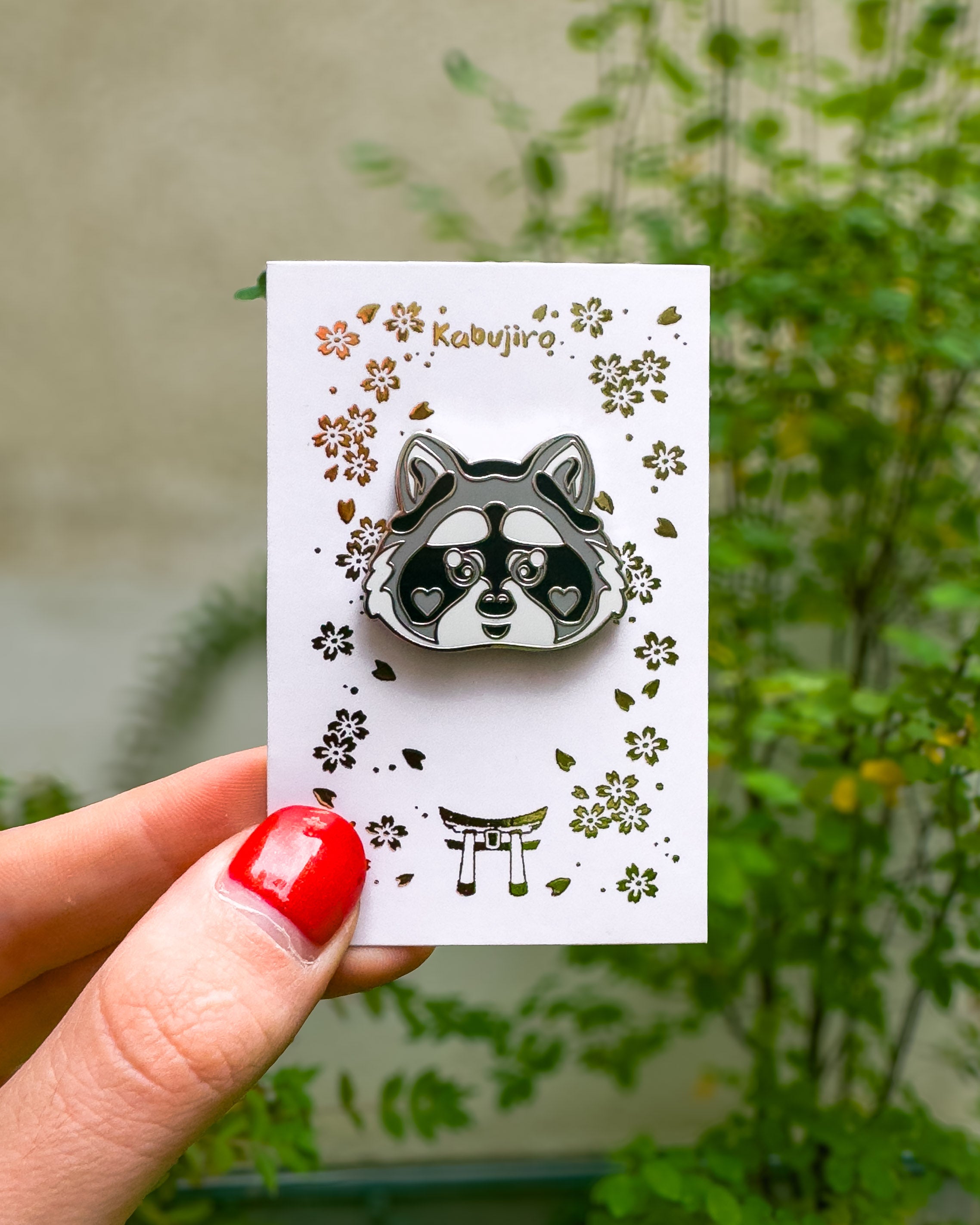 kabujiro-enamel-pins-raccoon-emaille-pin-27mm-silber image 3