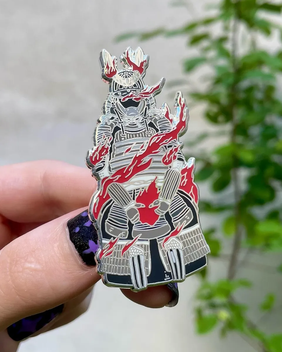 kabujiro-enamel-pins-samurai-armour-emaille-pin-65mm-nachtleuchtend image 1
