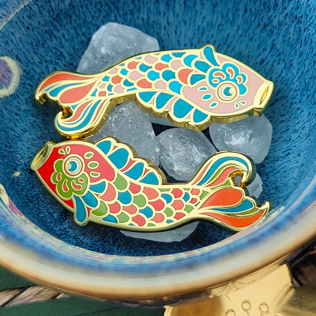 katzenjammerpins-koi-nobori-charm-emaille-pin-rot-standard image 1