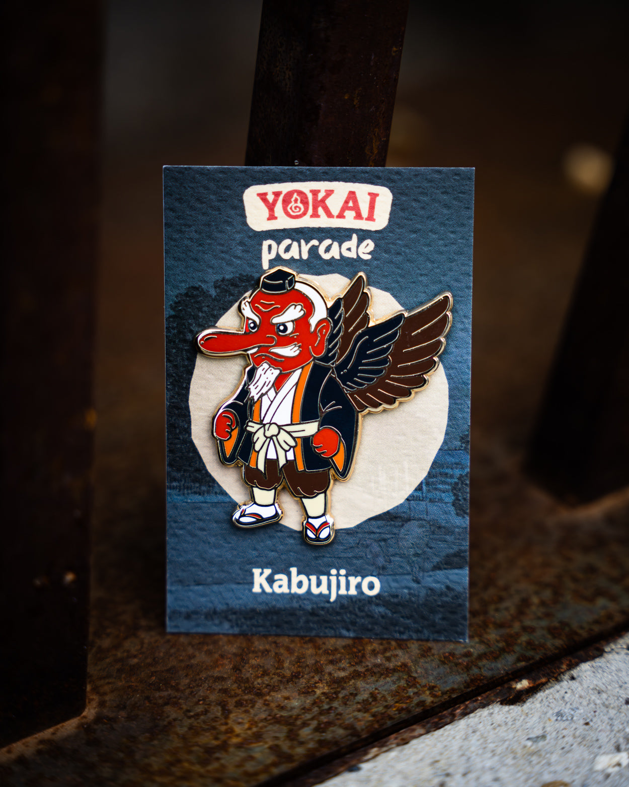 kabujiro-yokai-parade-tengu-emaille-pin-46x50mm-gold image 1