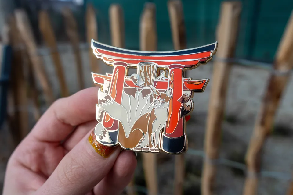kabujiro-kitsune-tori-gate-emaille-pin-60mm-gold-schrein image 1