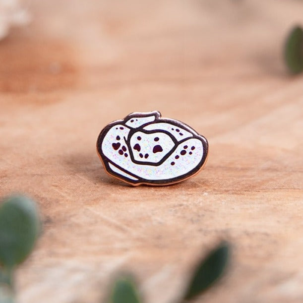 miamouz-sleepy-snake-emaille-pin-glitzer-wei-mini image 1