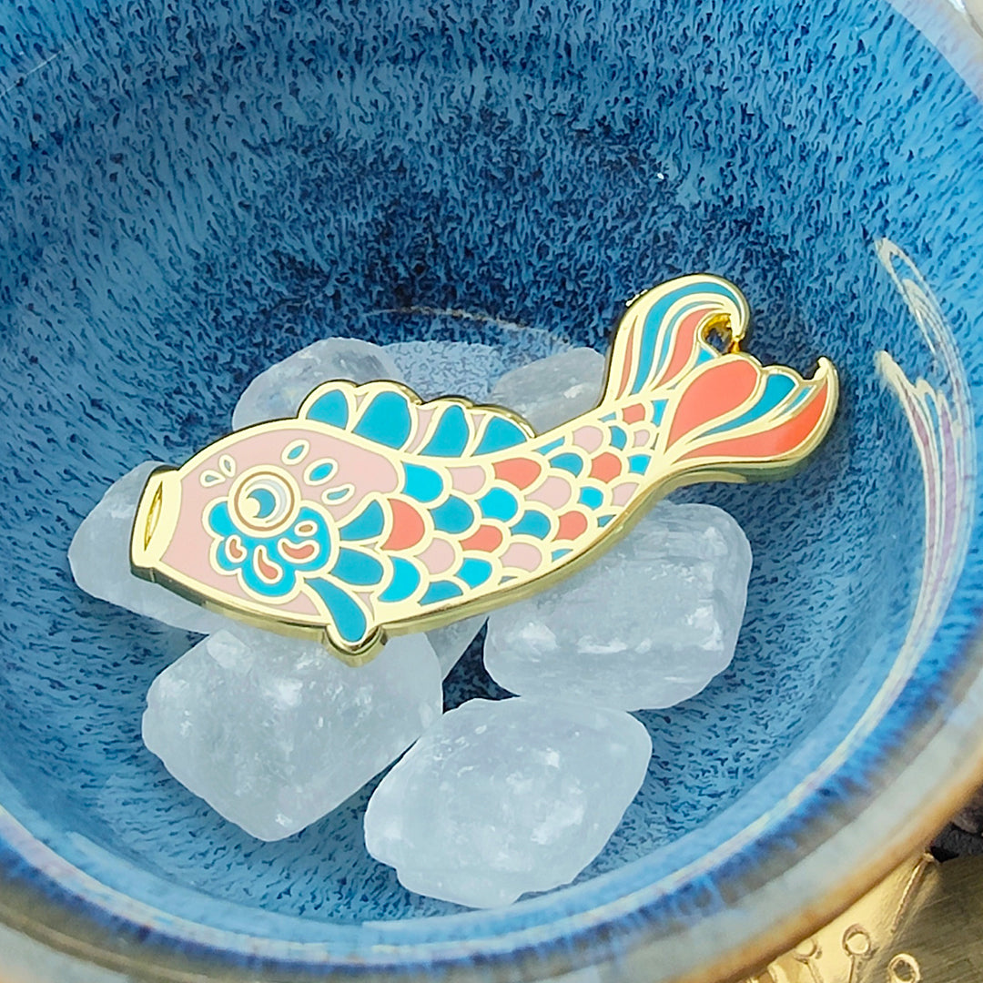 katzenjammerpins-koi-nobori-charm-emaille-pin-rot-standard image 6
