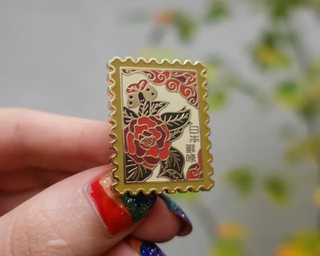 kabujiro-hanafuda-stamp-enamel-pin-butterflies-35-mm-gold image 1