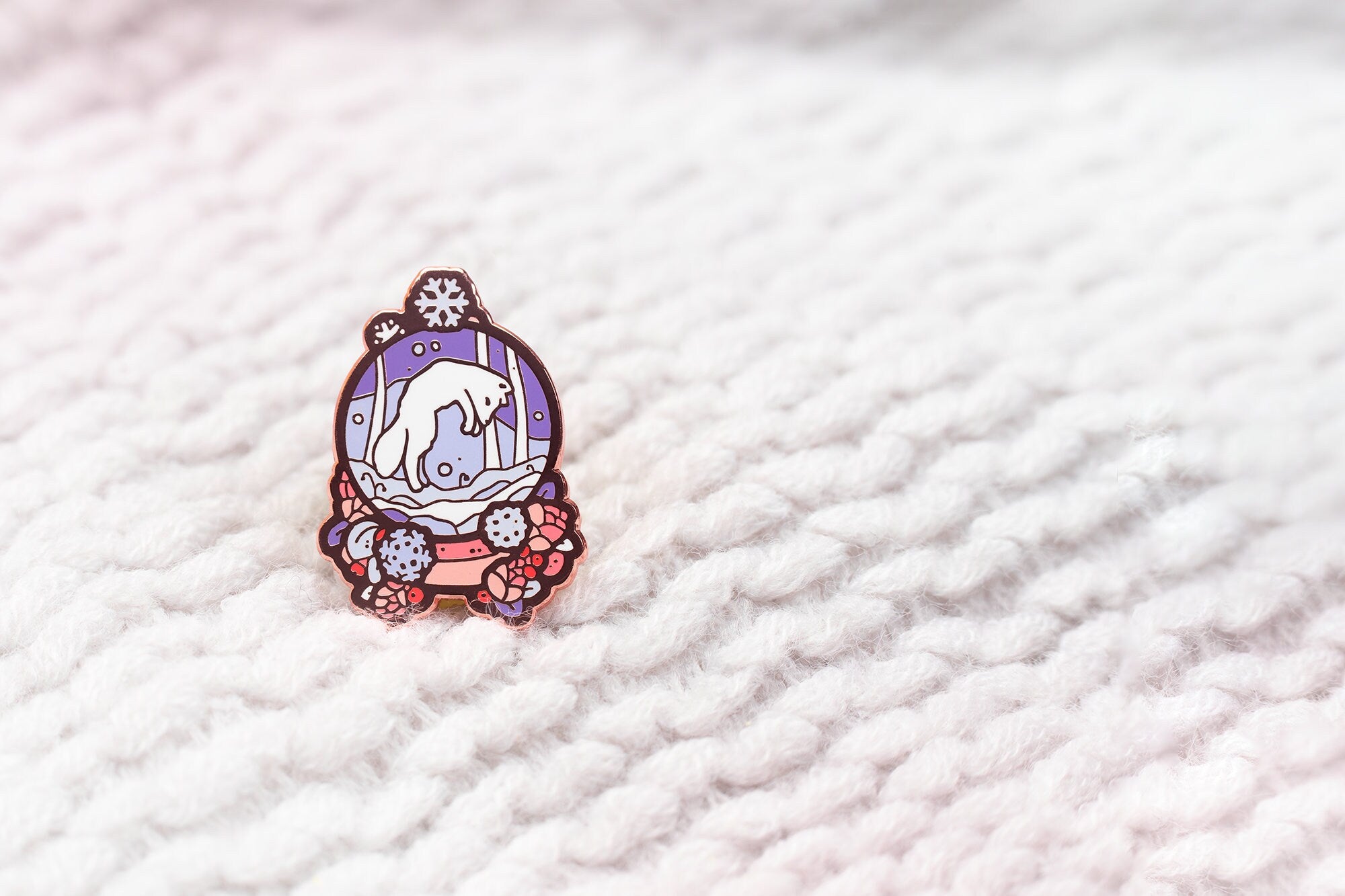 miamouz-arctic-fox-schneekugel-emaille-pin-winter-fuchs image 3