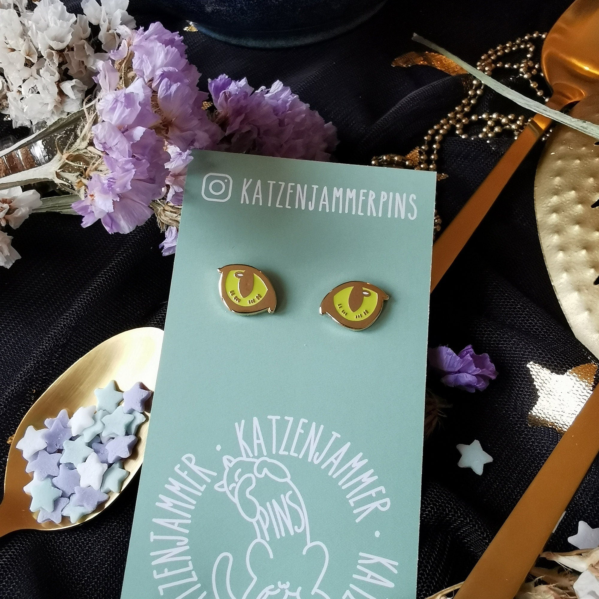 katzenjammerpins-cat-eyes-yokai-pin-anstecknadel-glow image 2