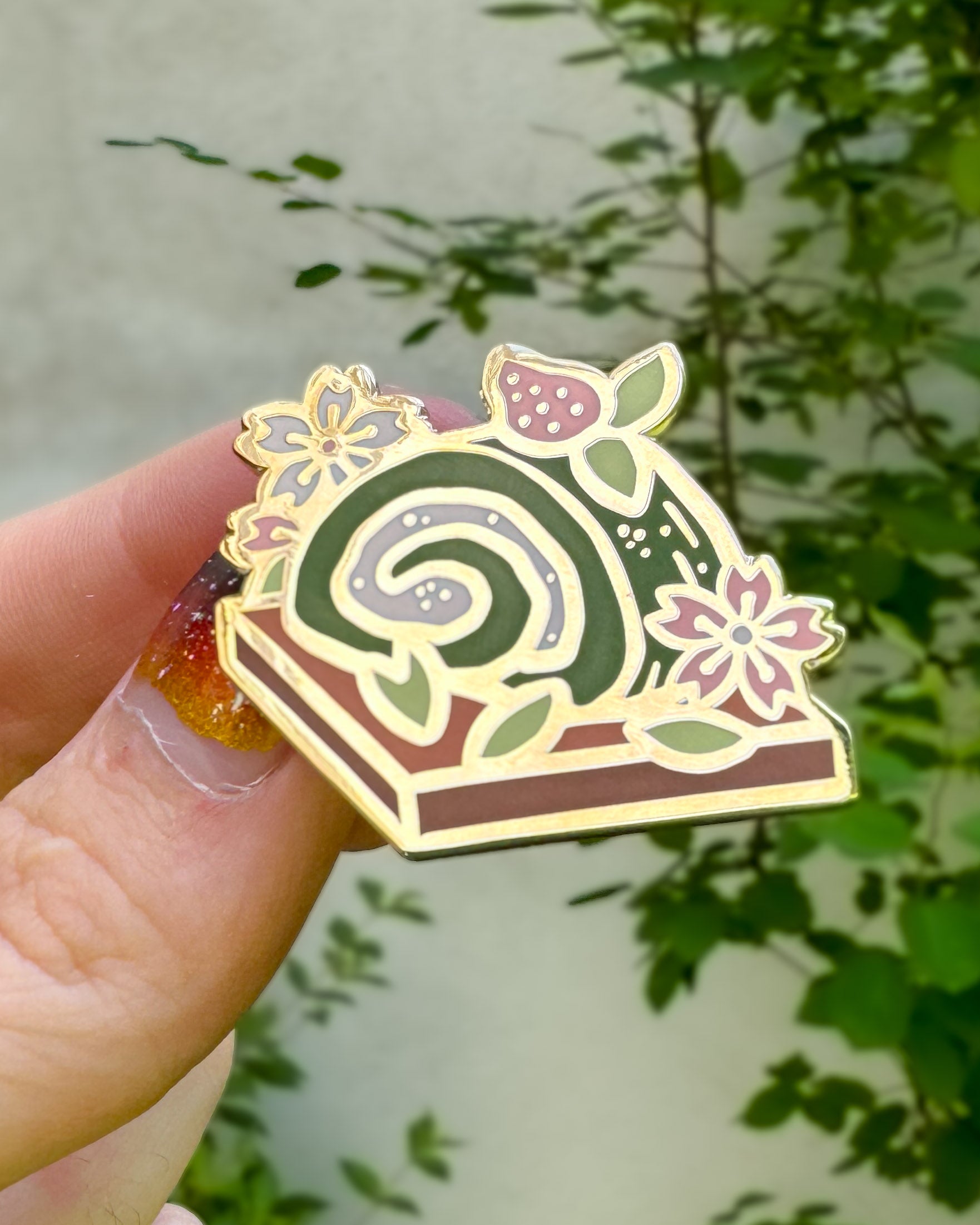 kabujiro-matcha-swiss-roll-cake-emaille-pin-35mm-gold image 1
