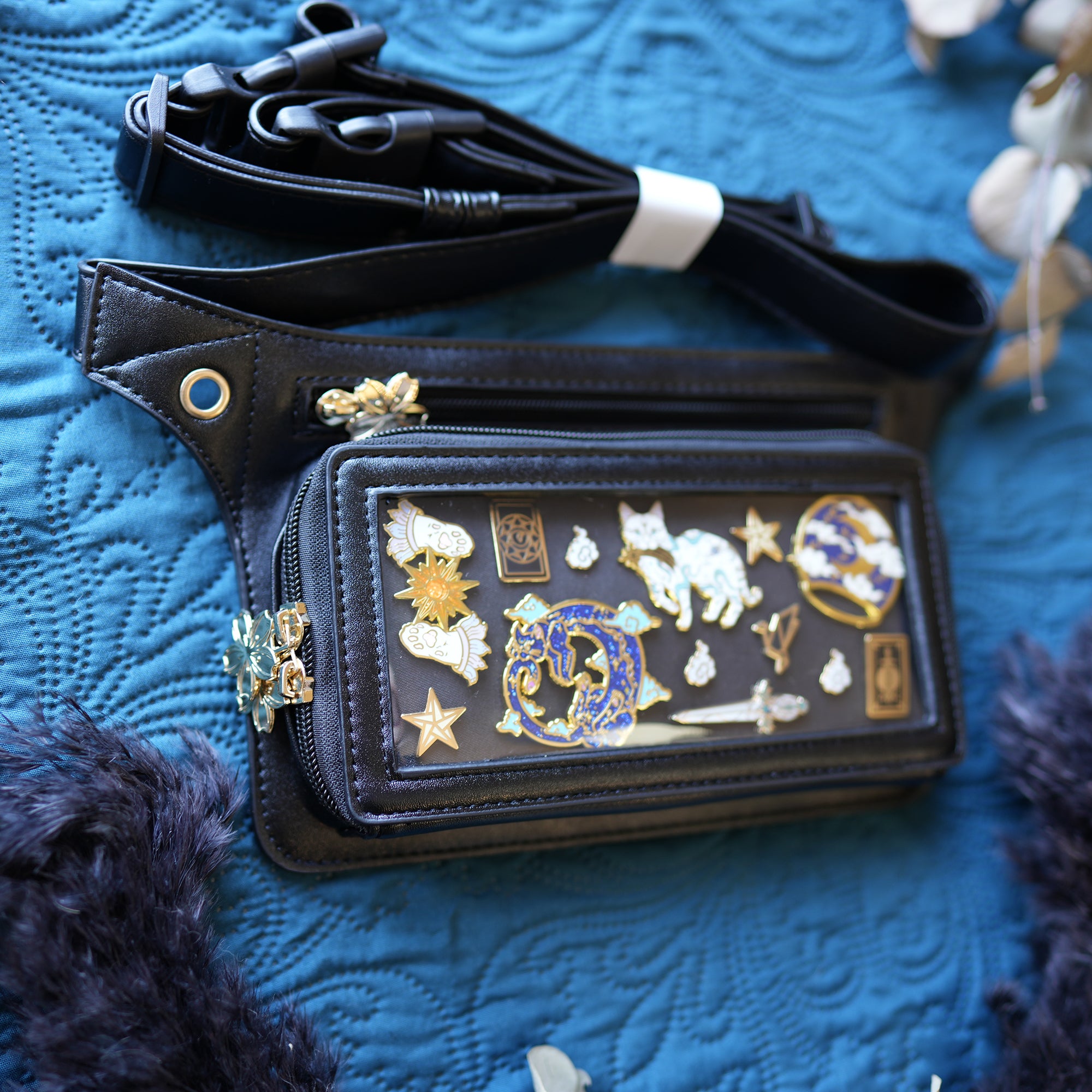 katzenjammerpins-ita-bag-bauchtasche-schwarz-gold-fenster image 2
