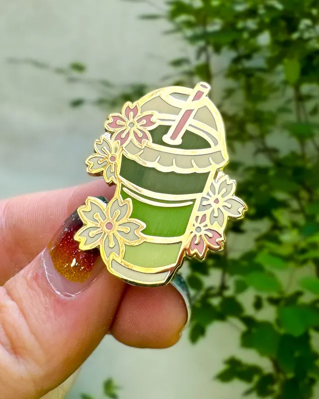 kabujiro-matcha-latte-emaille-pin-35mm-gold image 1