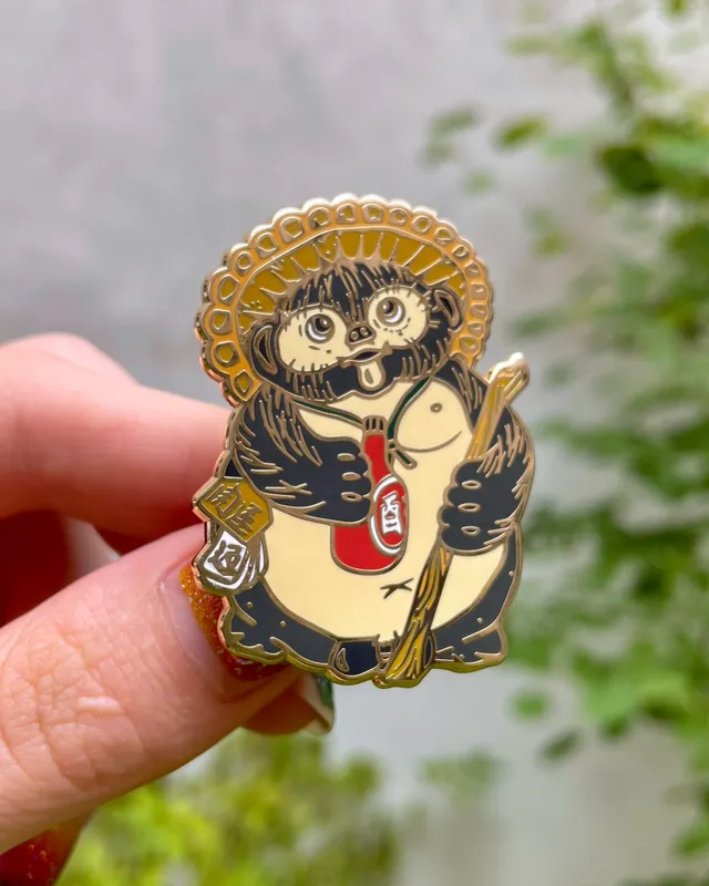 kabujiro-tanuki-statue-emaille-pin-50mm-gold image 1