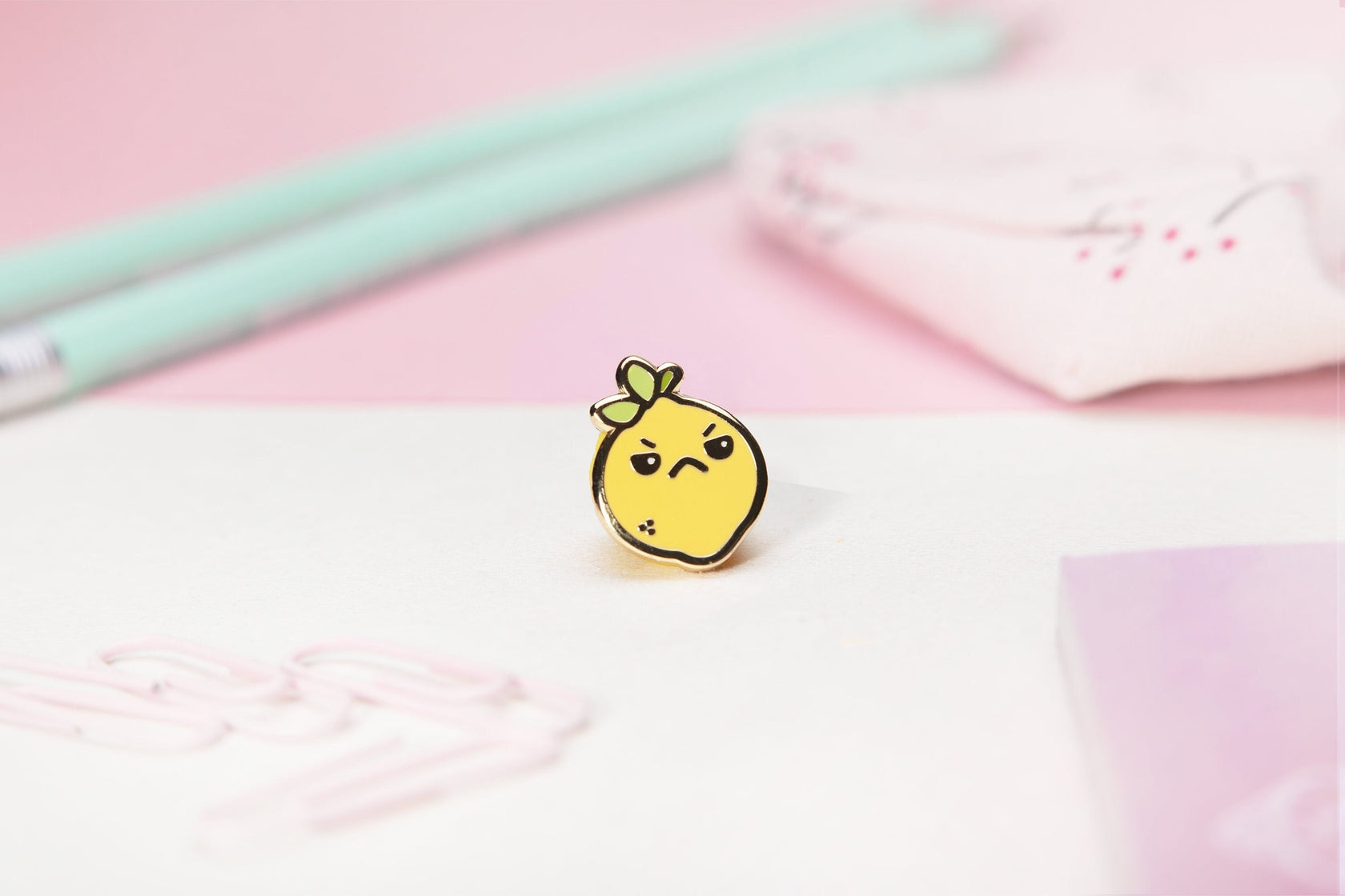 miamouz-bitter-lemon-mini-emaille-pin-zitrone-14x16 image 4