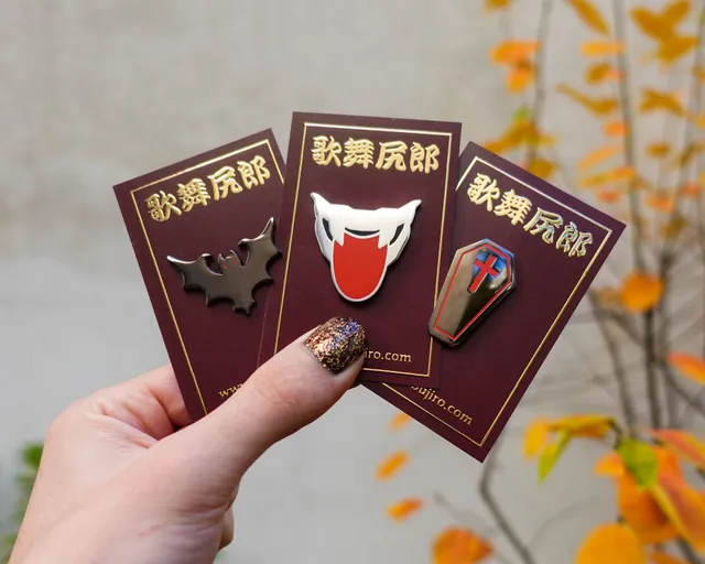 kabujiro-enamel-pins-vampire-essentials-pin-set-3teilig image 1