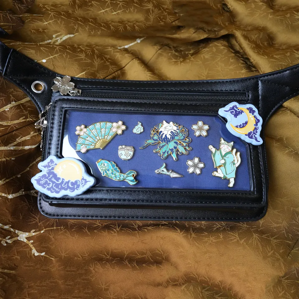 katzenjammerpins-ita-bag-bauchtasche-schwarz-silber-pins-fenster image 1