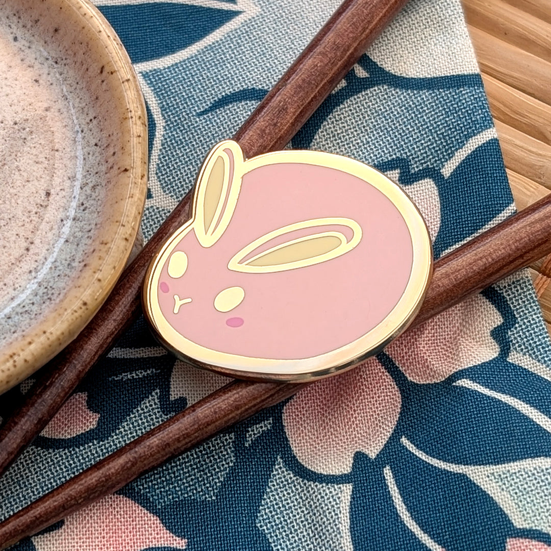 katzenjammerpins-mochi-bunny-emaille-pin-vanilla-gold image 3
