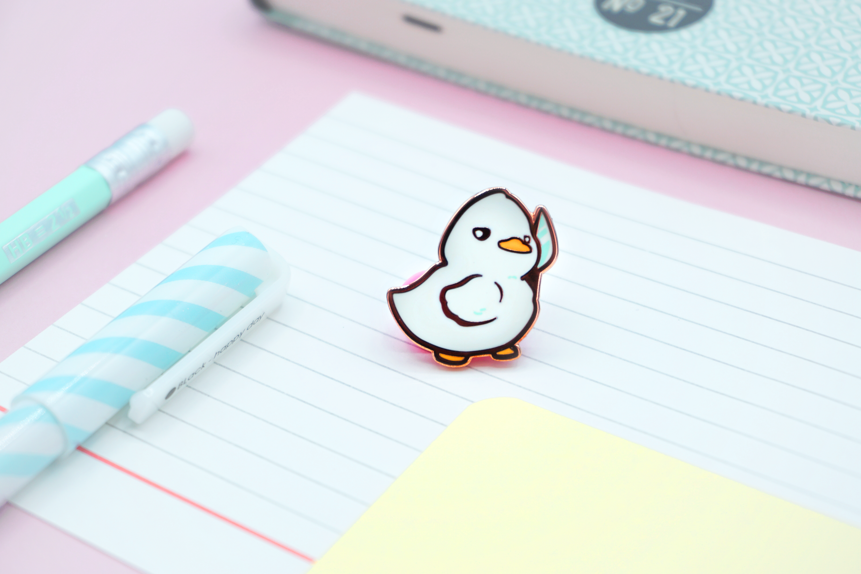 miamouz-knife-duck-emaille-pin-ente-24mm-rosegold image 2