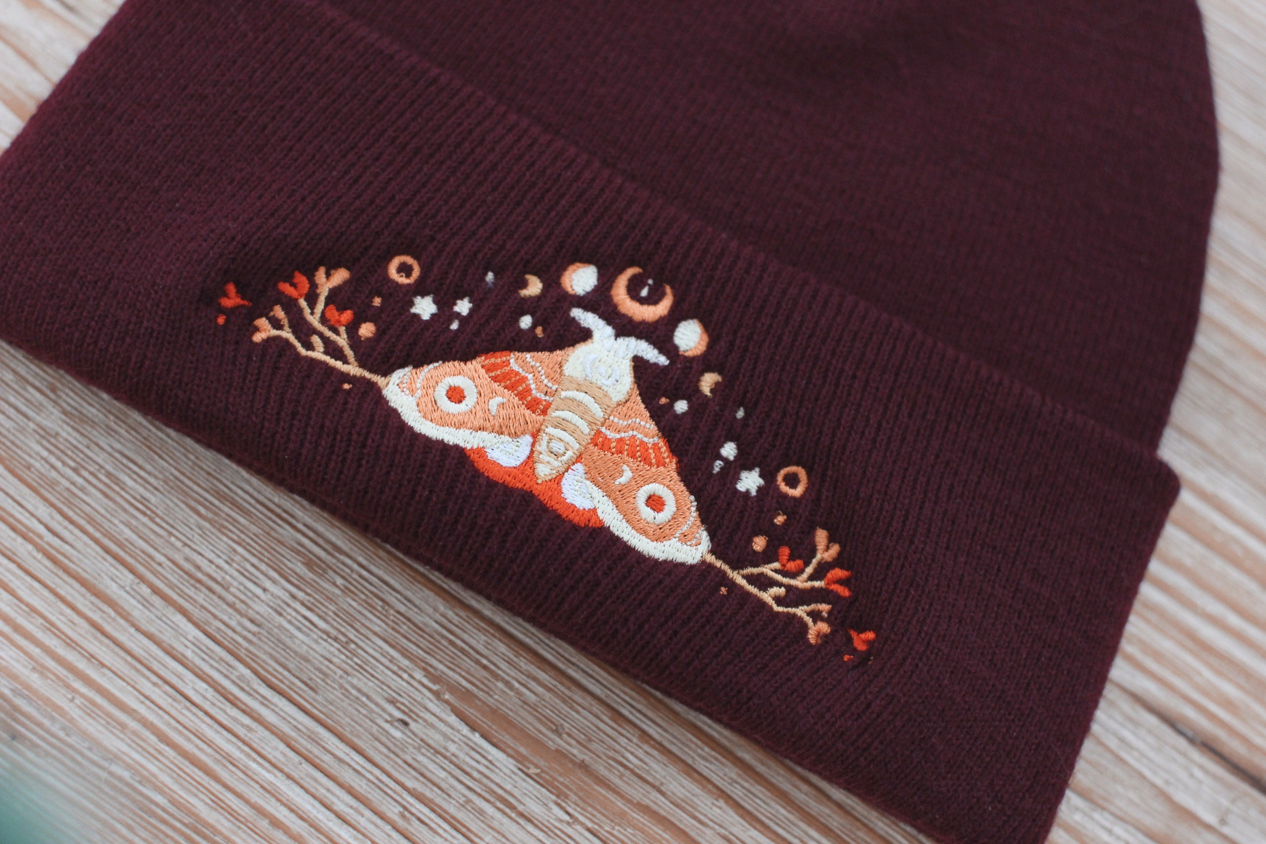 miamouz-beanies-moon-moth-beanie-m-tze-dunkelrot-bestickt image 2