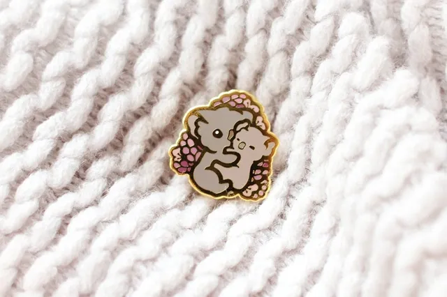 miamouz-koala-bear-mom-emaille-pin-hug-normal image 1