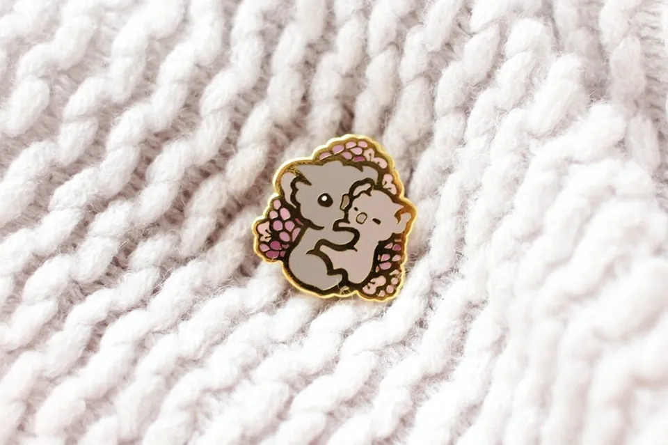 miamouz-koala-bear-mom-emaille-pin-hug-normal image 1