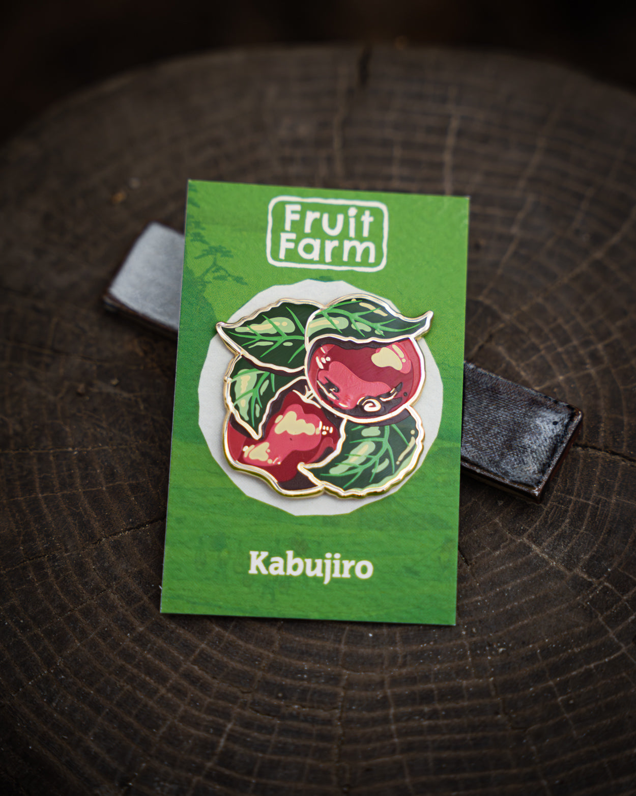 kabujiro-fruit-farm-emaille-pin-rote-pfel-43mm image 1