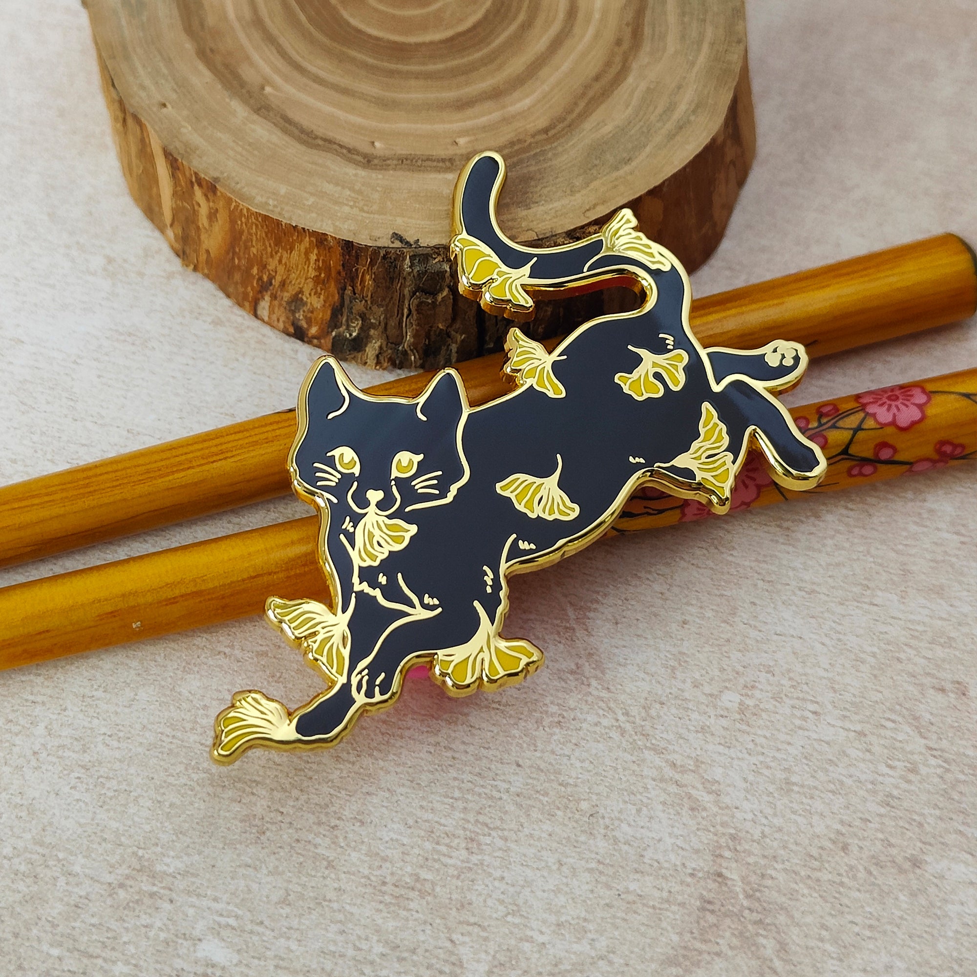 katzenjammerpins-ginkgo-cat-bp241-41-emaille-pin-schwarz-gold image 2