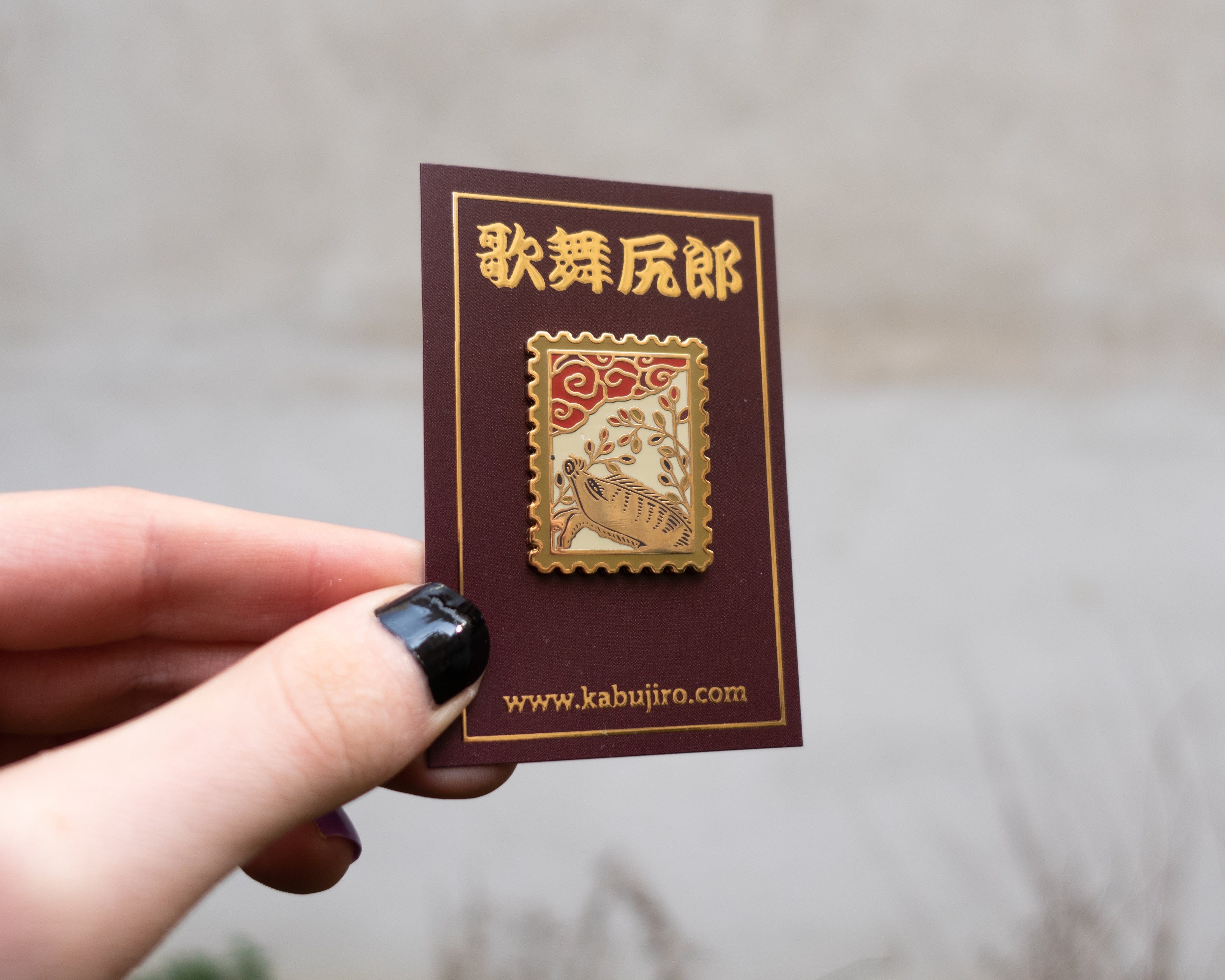 kabujiro-hanafuda-wild-boar-emaille-pin-35mm-gold image 3