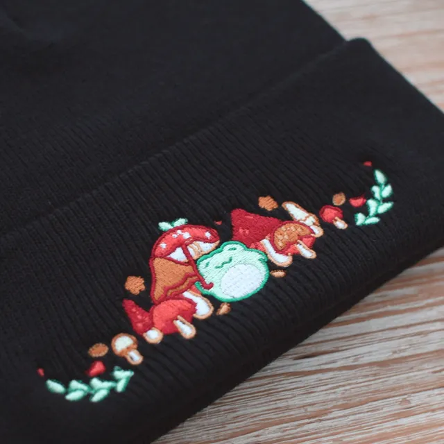 miamouz-autumn-vibes-frog-beanie-m-tze-schwarz-bestickt image 1