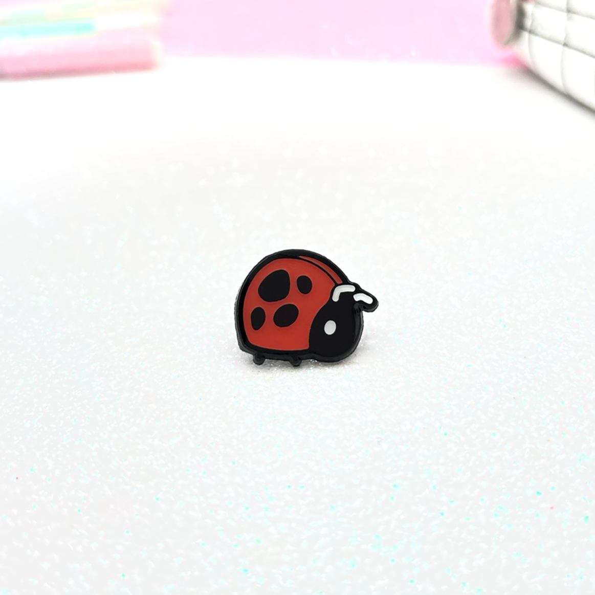 miamouz-tiny-ladybug-emaille-pin-mini-marienk-fer-rot image 1