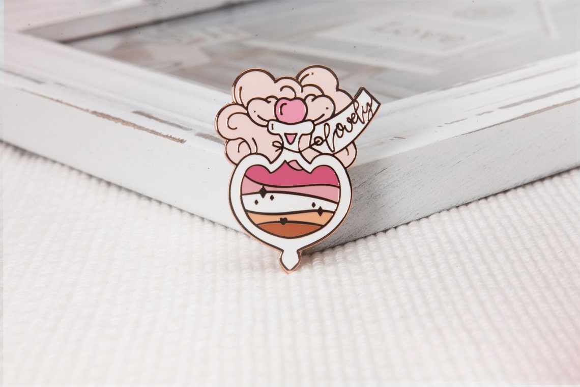 miamouz-pride-potion-emaille-pin-lesbian-flag-30x38mm image 4